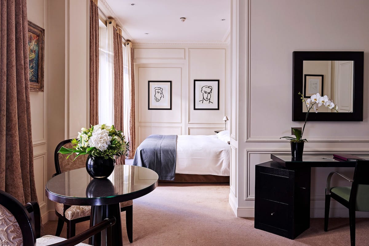Junior Suite | Minibar, in-room safe, desk, laptop workspace