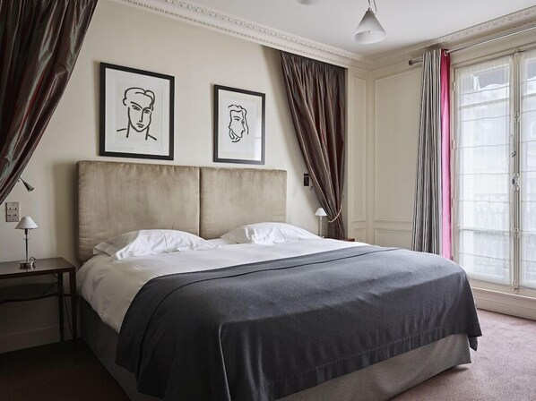 Room - Hôtel de la Trémoille (Paris)
