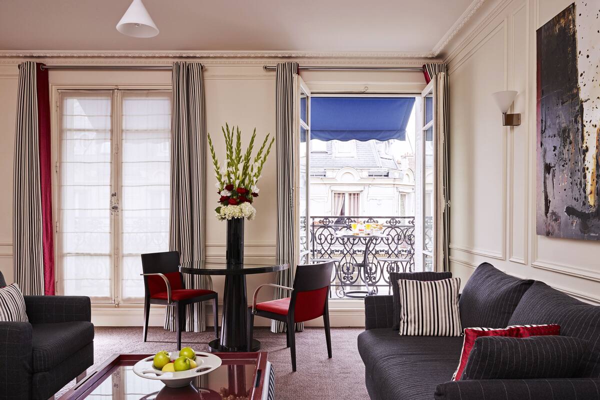 Suite | Living area | Flat-screen TV, pay films