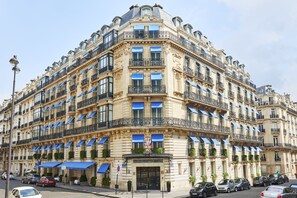 Front of property - Hôtel de la Trémoille (Paris)