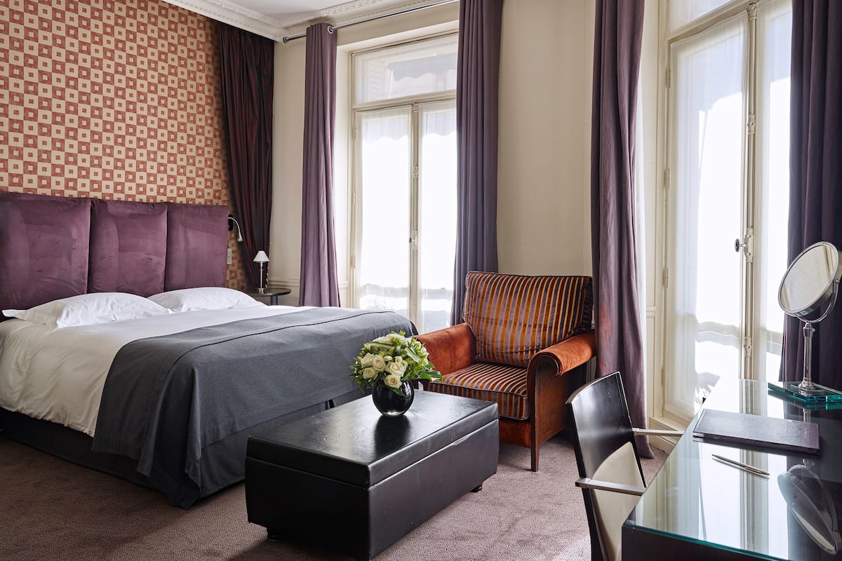 Superior Double Room | Minibar, in-room safe, desk, laptop workspace