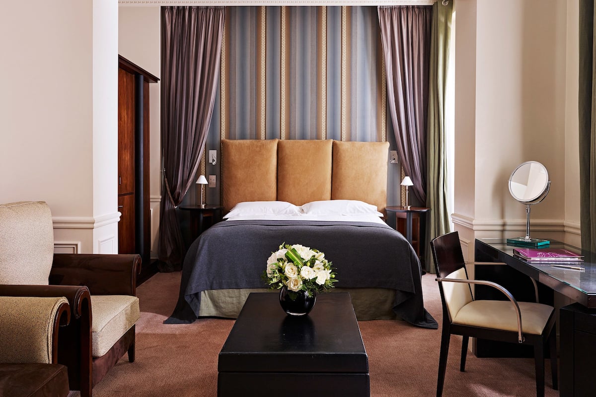 Standard Double Room | Minibar, in-room safe, desk, laptop workspace