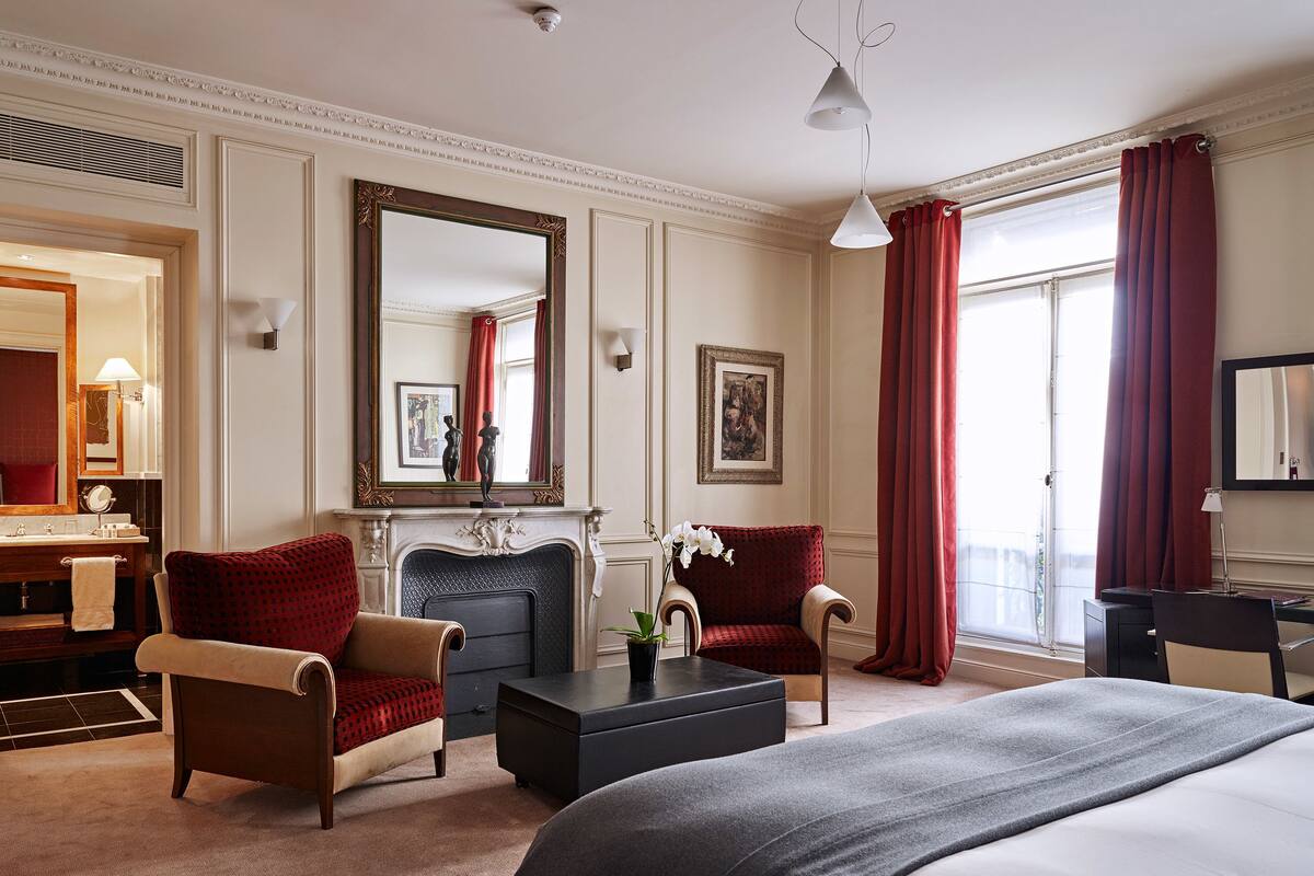 Deluxe Double Room | Minibar, in-room safe, desk, laptop workspace