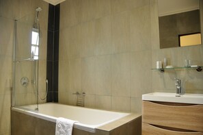 Superior Room, Berbilang Katil, Patio | Pancuran Bilik Mandi