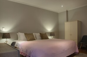Premium bedding, in-room safe, desk, laptop workspace - Ilanda Guest House (Mbombela)