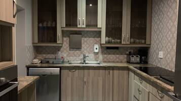 Deluxe Apartment, 4 Bedrooms, Kitchen, Pool View | Private kitchen | Microwave, coffee/tea maker, electric kettle