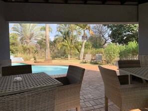 2 outdoor pools, pool loungers - Ilanda Guest House (Mbombela)