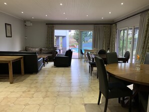 华丽公寓, 4 间卧室, 厨房, 泳池景观 | 起居区 | 32-英寸纯平电视 （配备卫星频道）�、电视