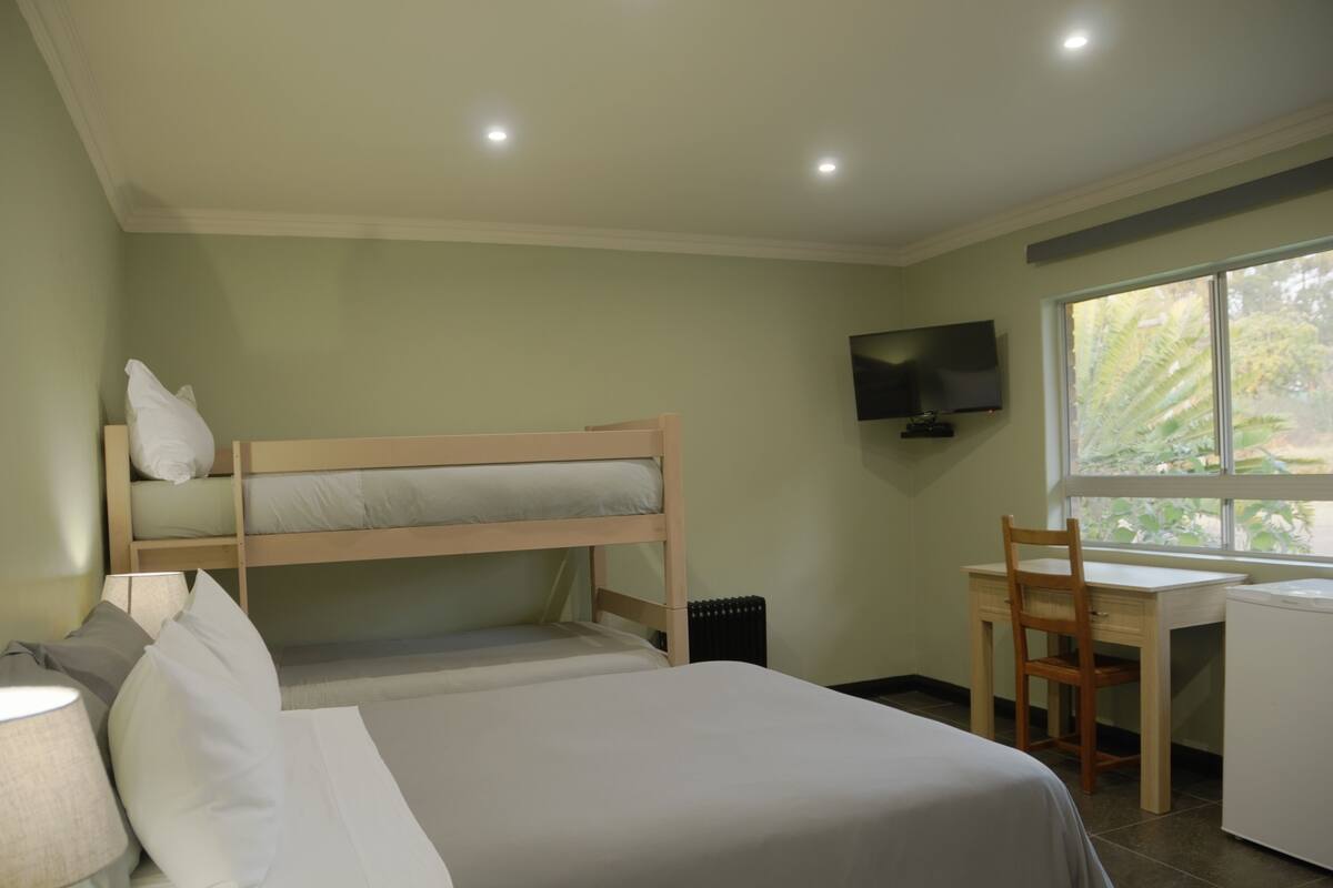 Standard Queen & Bunk Bed