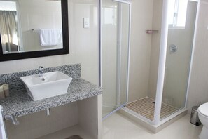 Apartment, 2 Bedrooms (Self Catering) | Bathroom