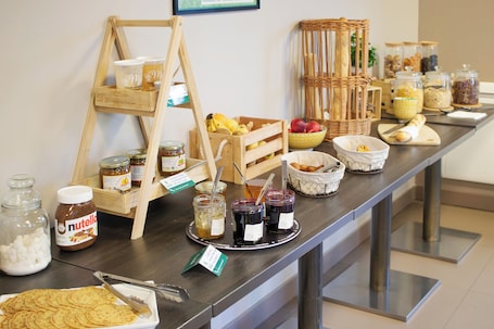 Petit déjeuner buffet servi tous les jours en supplément. Brit Hotel Dieppe