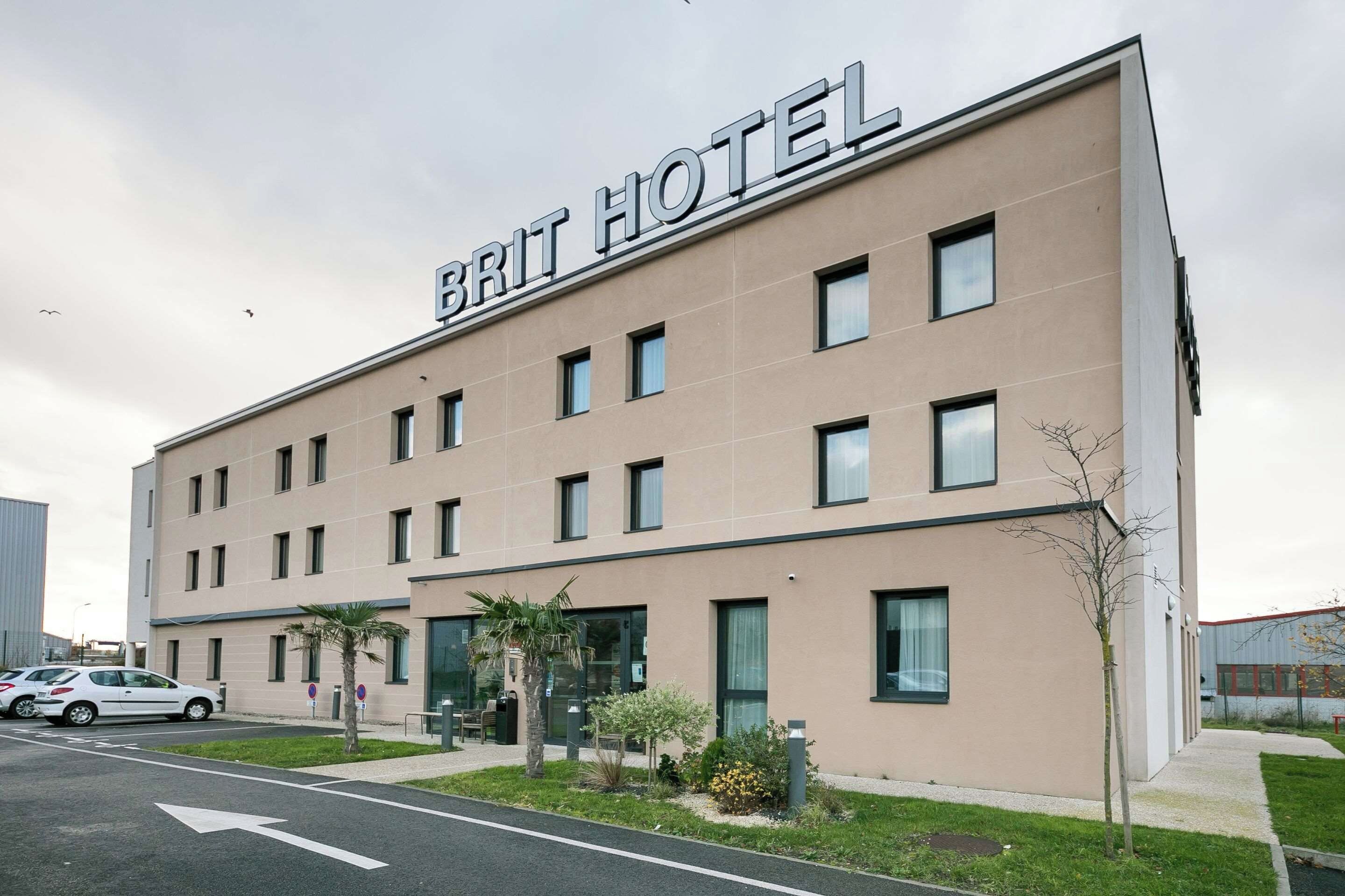 Ein modernes Hotelgebäude mit der Aufschrift "BRIT HOTEL".