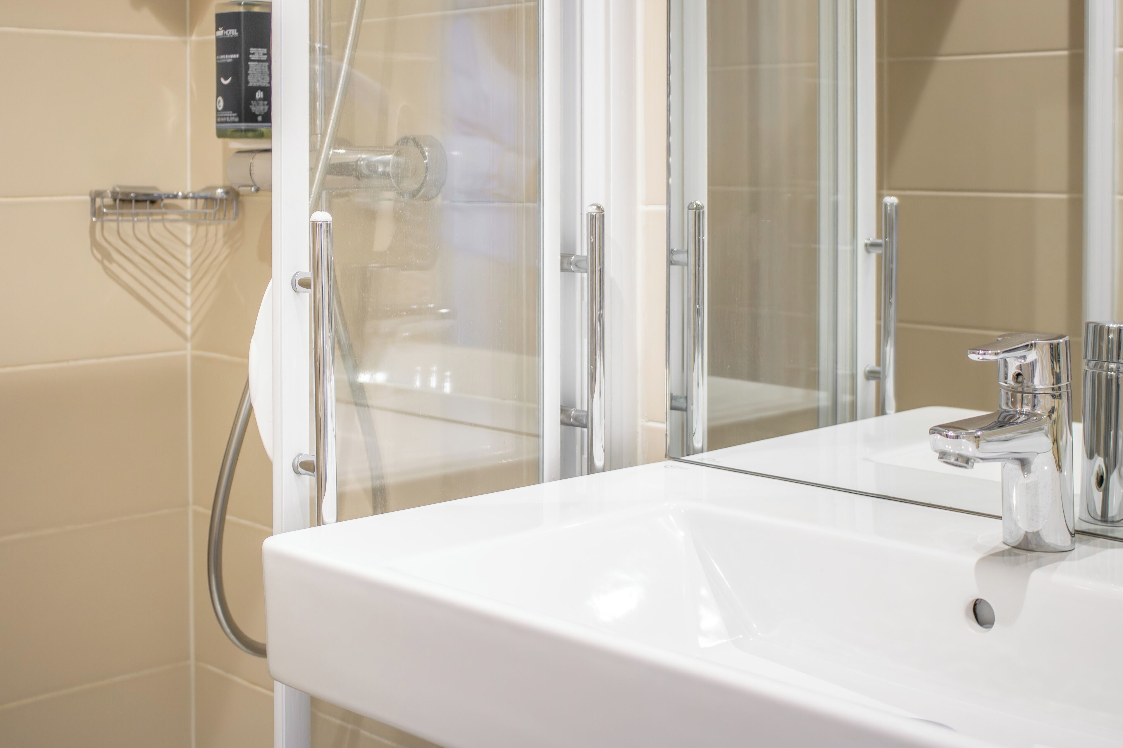 Een douche, gratis toiletartikelen, een haardroger, handdoeken