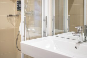 Ducha, artículos de tocador gratuitos, secador de pelo, toallas