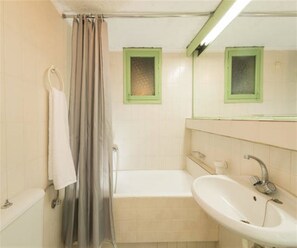 Free toiletries, hair dryer, towels - Elounda Apartments (Agios Nikolaos)