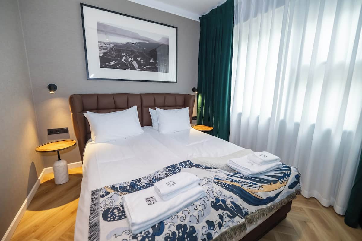 Premium bedding, down comforters, in-room safe, blackout drapes