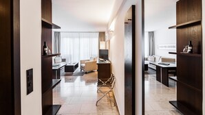 Business Suite (Check In @ Burns Art Hotel)