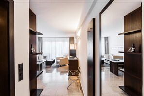 Business Suite (Check In @ Burns Art Hotel) | Minibar, in-room safe, individually decorated, individually furnished - BURNS Art Apartments (Düsseldorf)