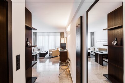 BURNS Art Apartments