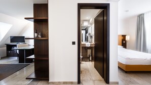 Apartment Single Room (Check In @ Burns Art Hotel)