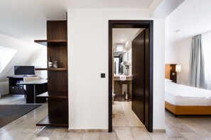 Apartment Single Room (Check In @ Burns Art Hotel) | Minibar, in-room safe, individually decorated, individually furnished - BURNS Art Apartments (Düsseldorf)