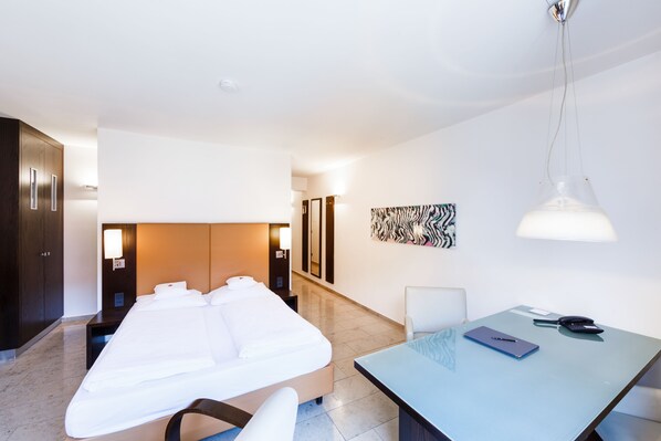 Apartment Doppelzimmer (Check In @ Burns Art Hotel) | Minibar, Zimmersafe, individuell dekoriert, individuell eingerichtet