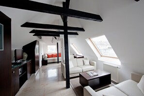 Penthouse (Check In @ Burns Art Hotel) | Área de sala de estar | Televisión 