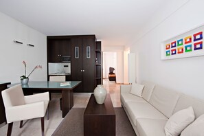 Suite Business (Check In @ Burns Art Hotel) | Zona de estar | Una televisión