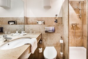 Douche, articles de toilette gratuits, sèche-cheveux