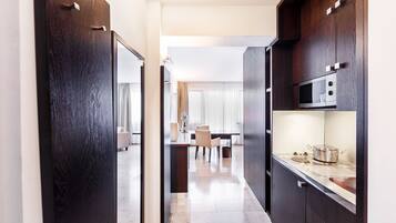 Minibar, Zimmersafe, individuell dekoriert, individuell eingerichtet