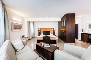 Apartamento (Check In @ Burns Art Hotel) | Minibar, caja fuerte, decoración individual y mobiliario individual