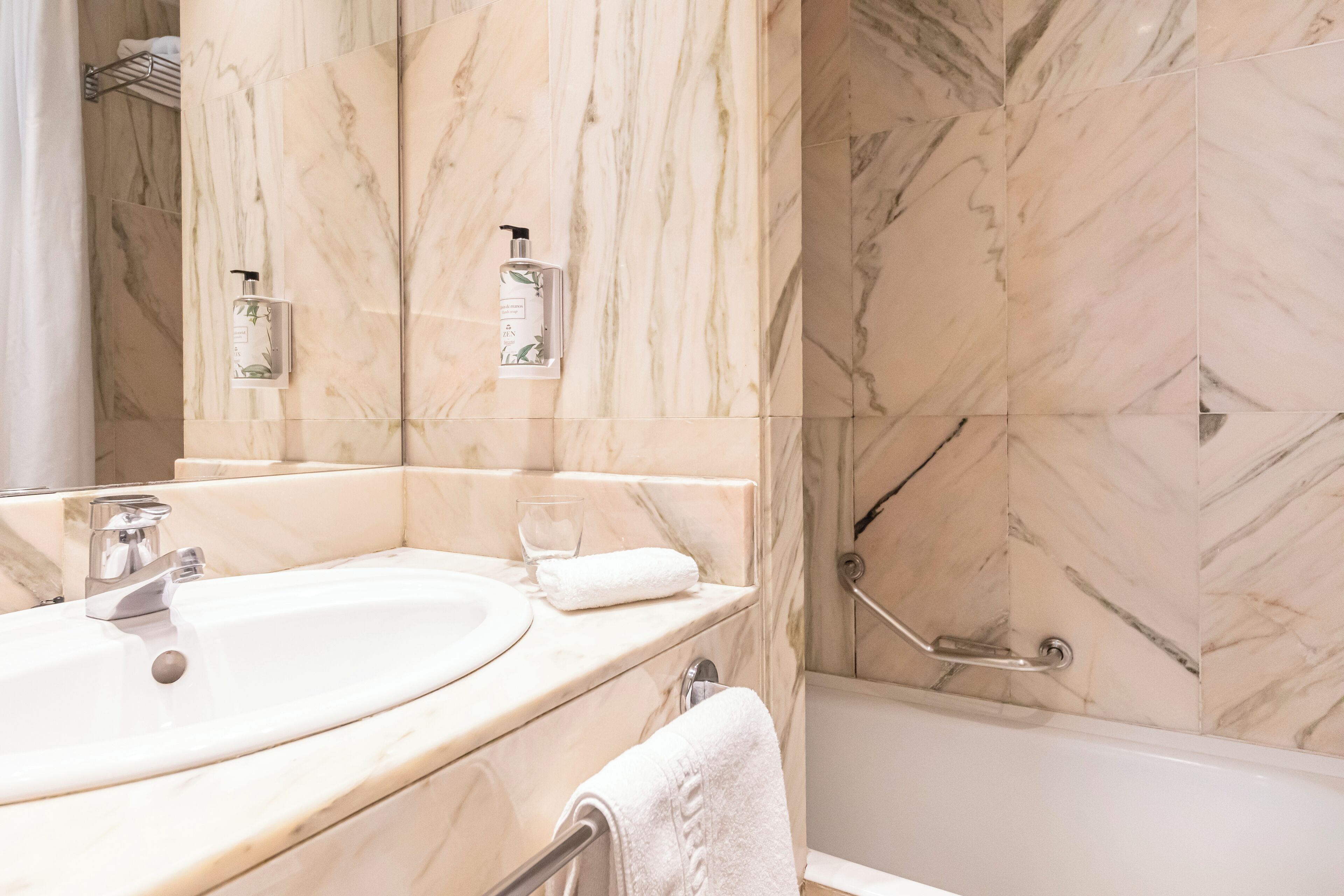 single room | bathroom | combined shower/bathtub, free toiletries, hair dryer, towels