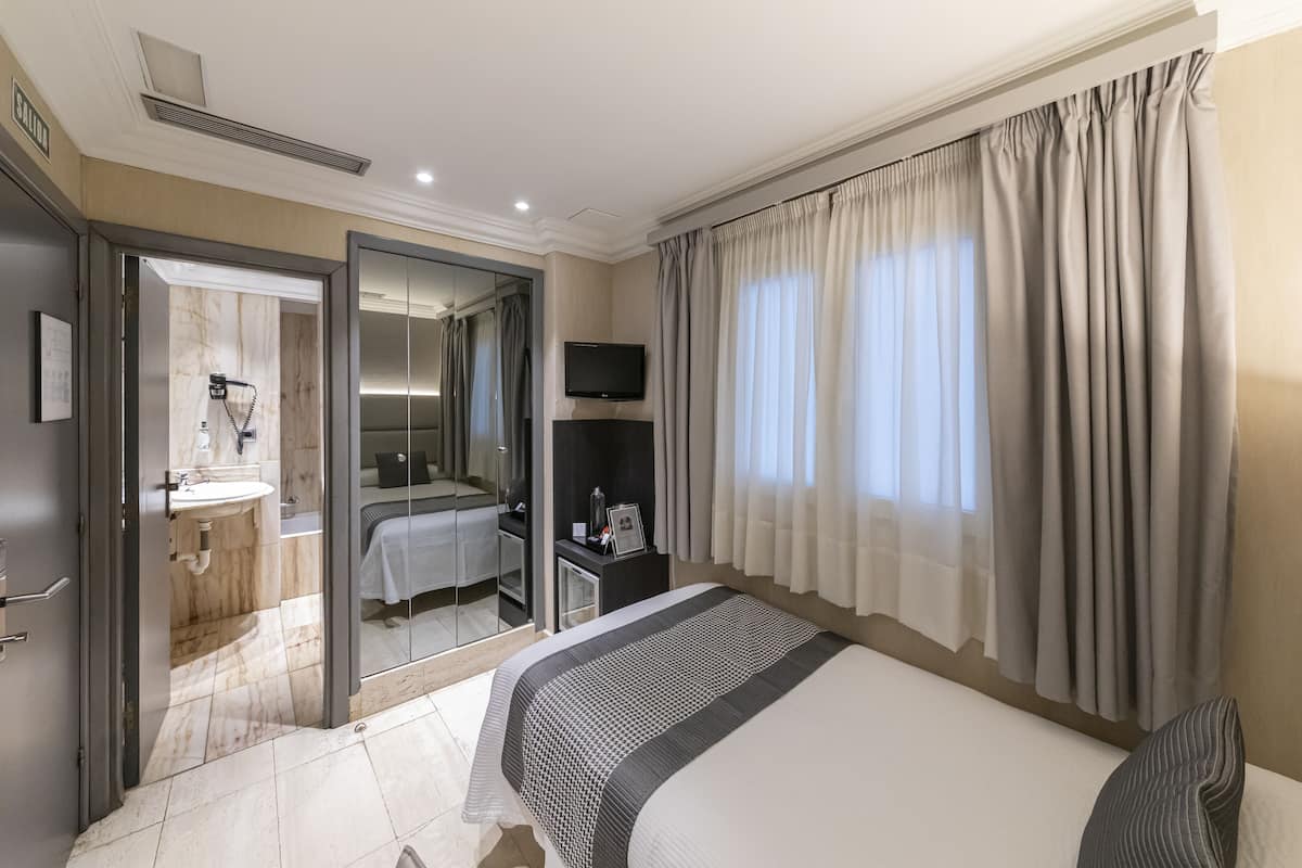Basic Single Room Interior | Item bar mini percuma, peti besi dalam bilik, meja