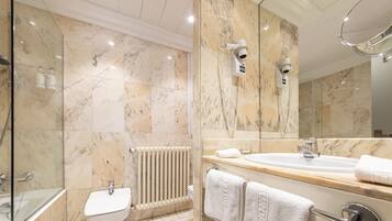 Superior kamer | Badkamer | Een bad/douchecombinatie, gratis toiletartikelen, een haardroger
