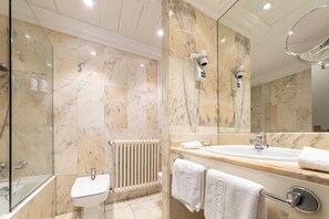 Habitación superior | Baño | Tina con regadera, amenidades de baño gratuitas, secadora de cabello 