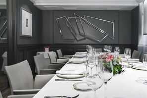 Petit déjeuner, déjeuner et dîner servis sur place