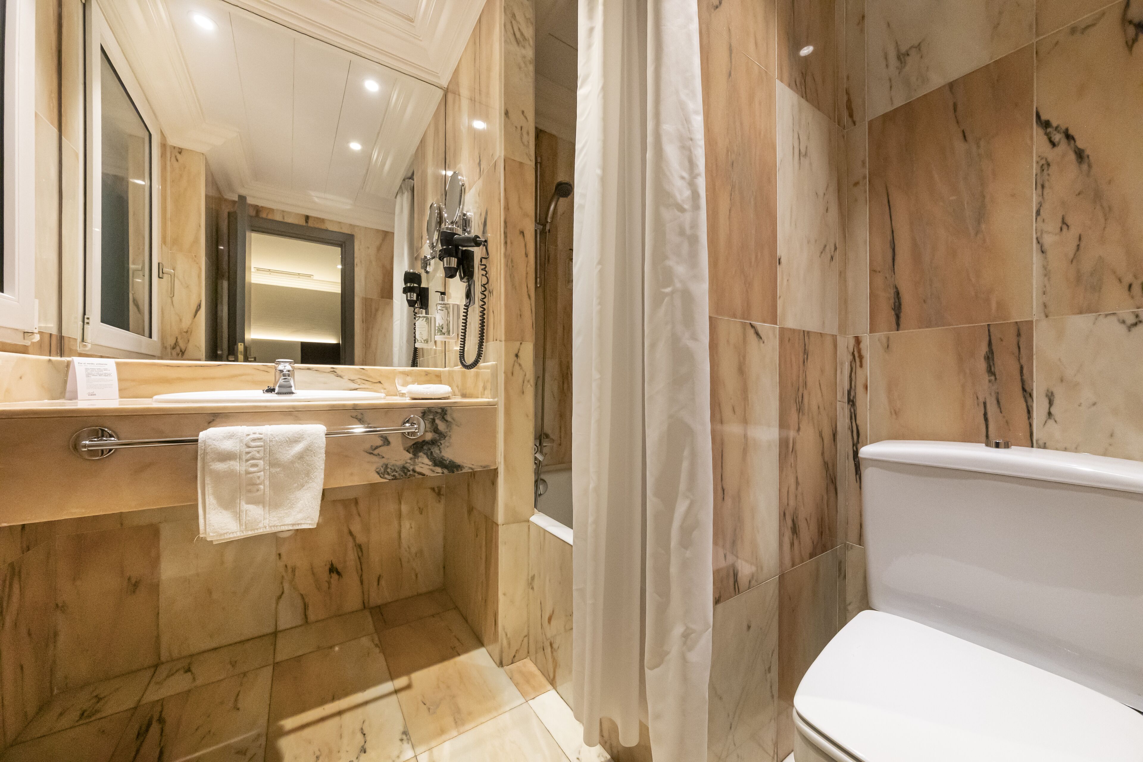 single room | bathroom | combined shower/bathtub, free toiletries, hair dryer, towels