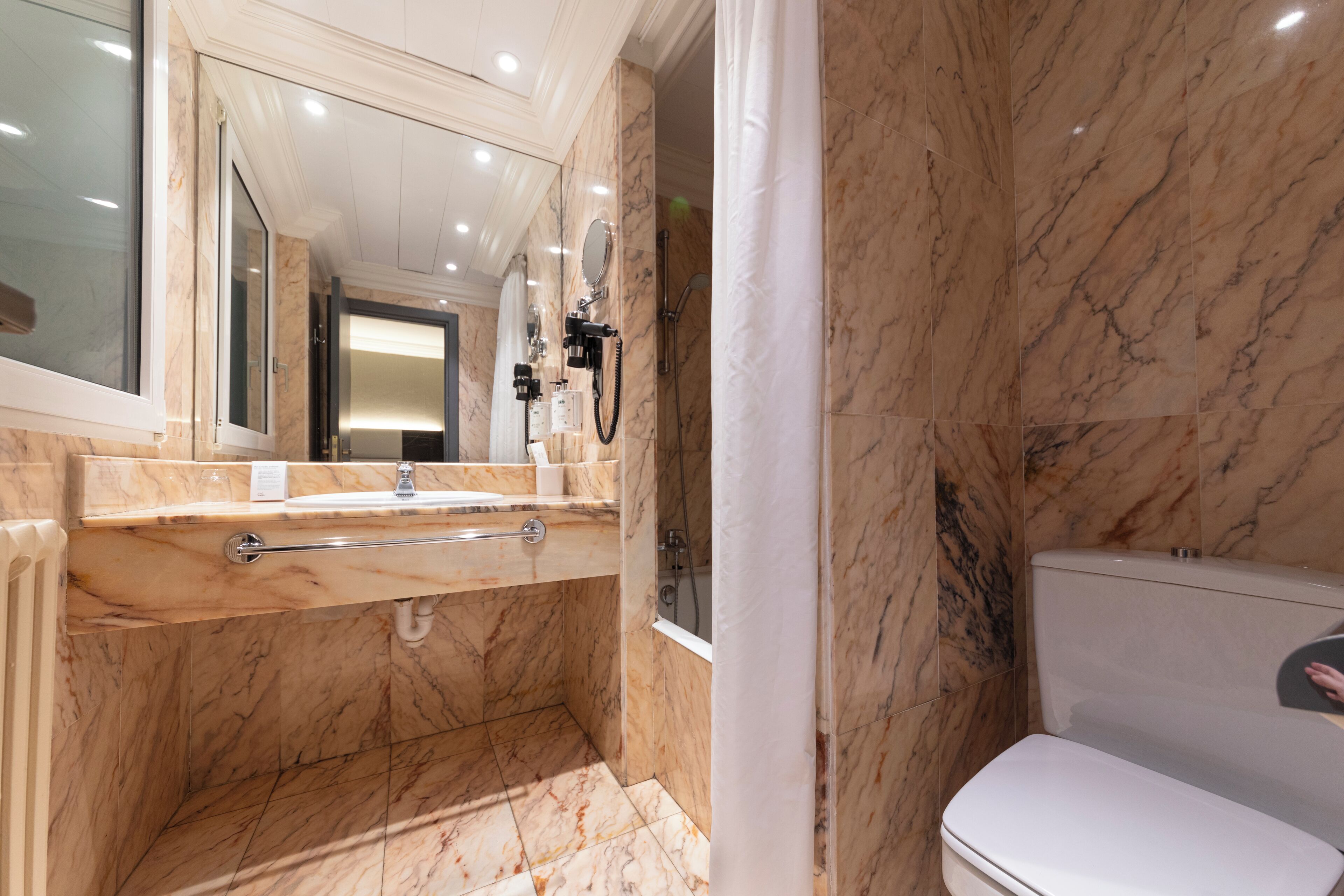 economy single room (interior) | bathroom | combined shower/bathtub, free toiletries, hair dryer, towels