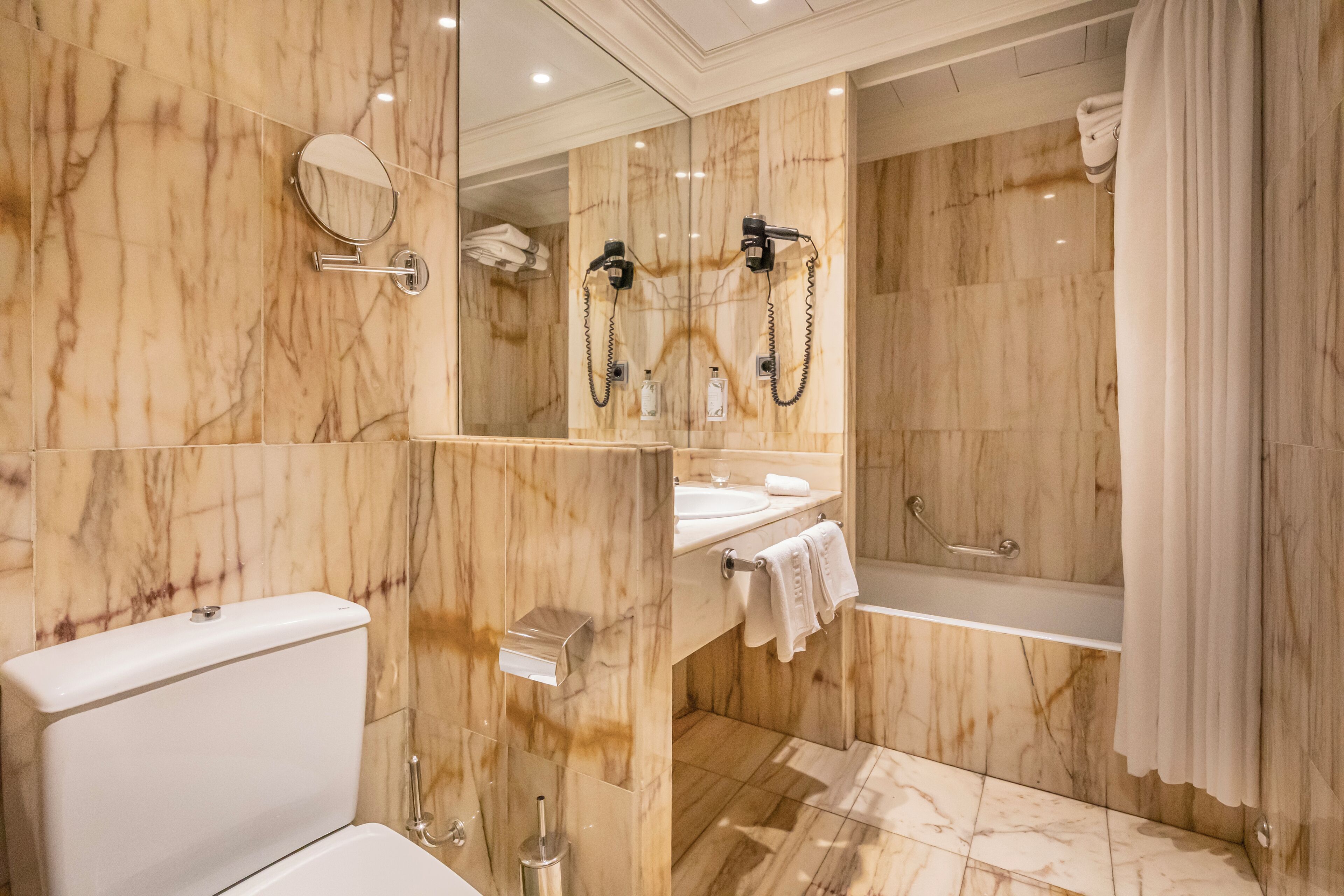 standard interior room | bathroom | combined shower/bathtub, free toiletries, hair dryer, towels