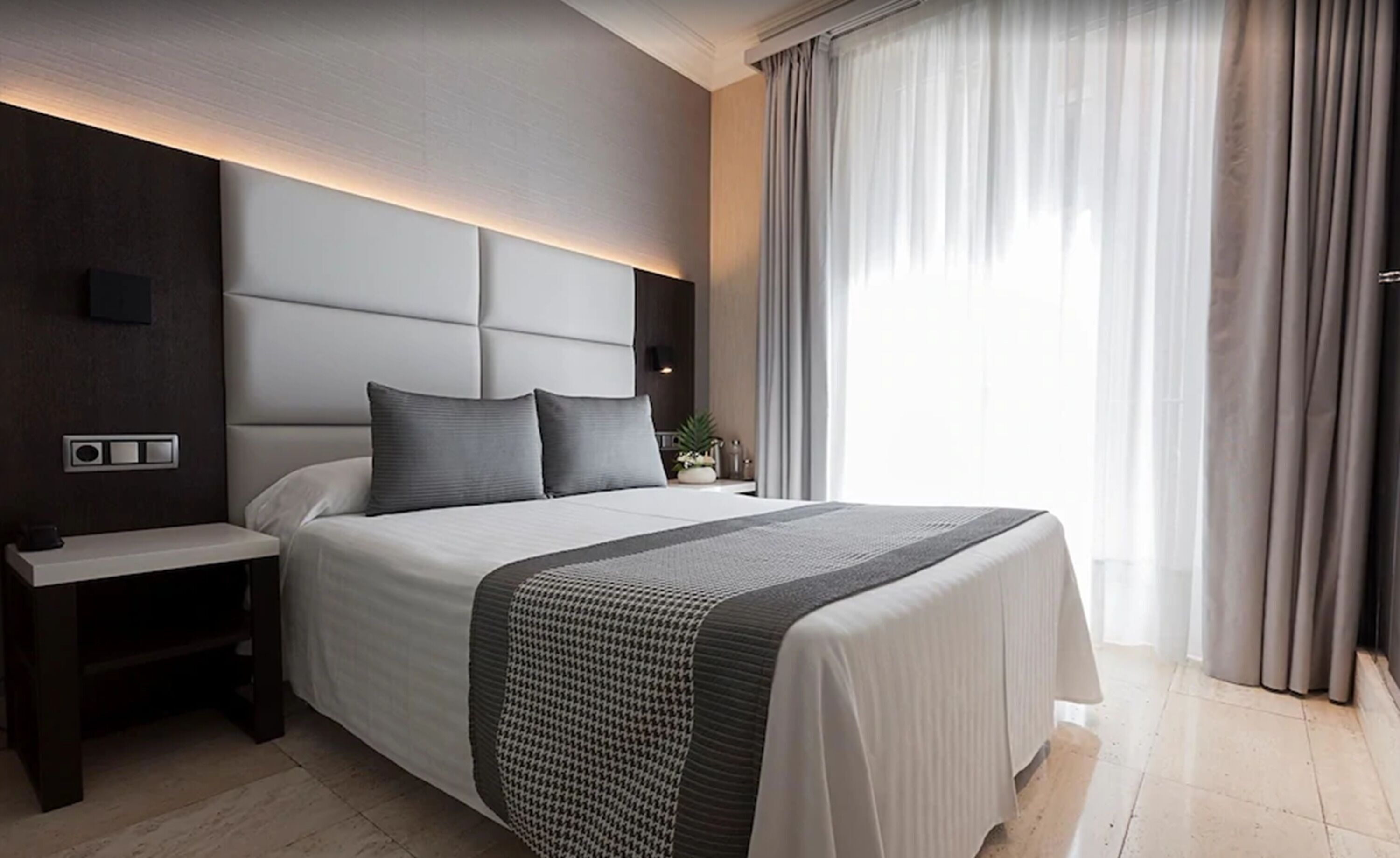 Artículos del minibar gratis y caja de seguridad en la habitación 