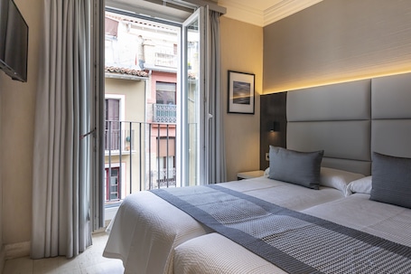 Artículos del minibar gratis y caja de seguridad en la habitación