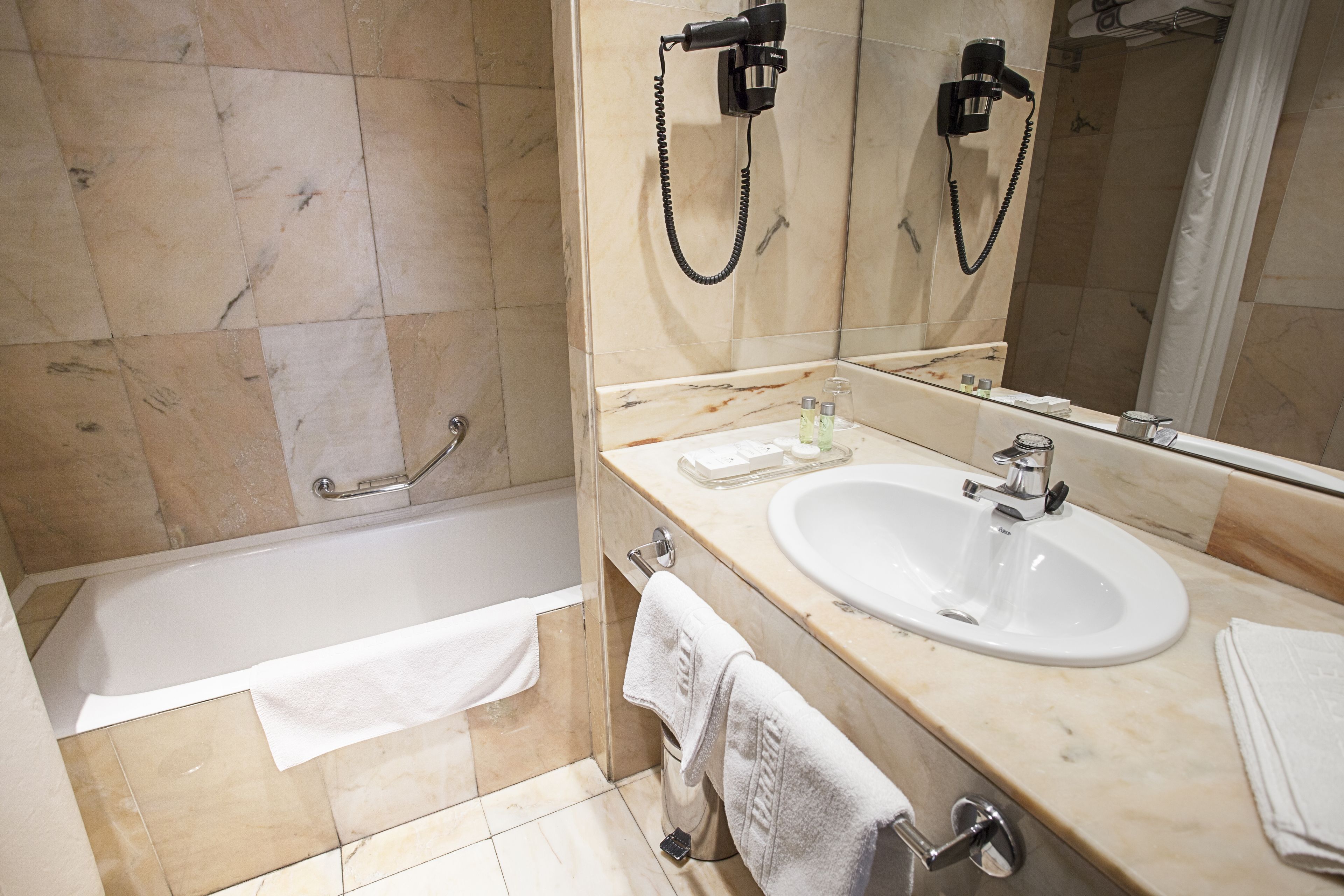 standard interior room | bathroom | combined shower/bathtub, free toiletries, hair dryer, towels