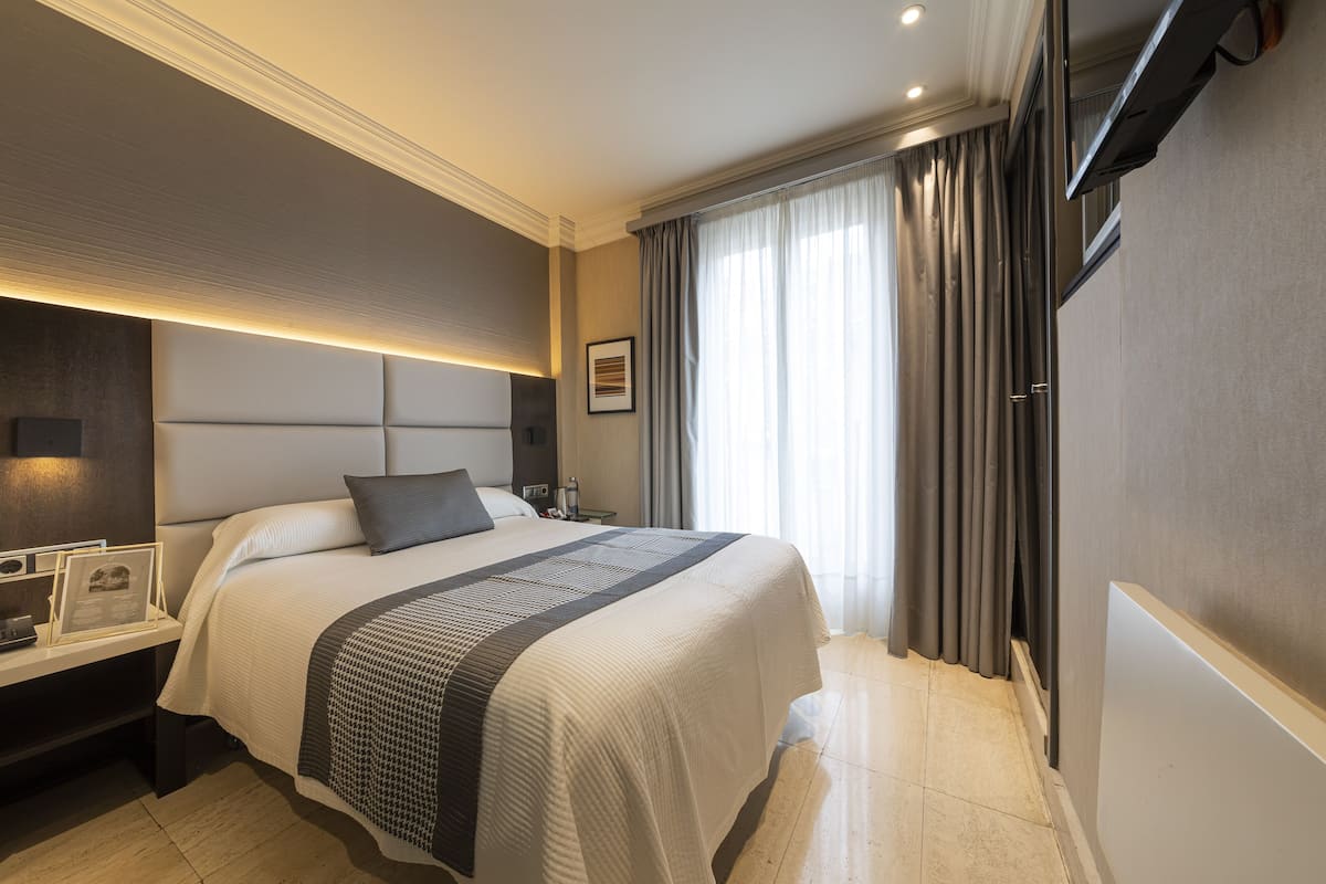 Single Room | Item bar mini percuma, peti besi dalam bilik, meja