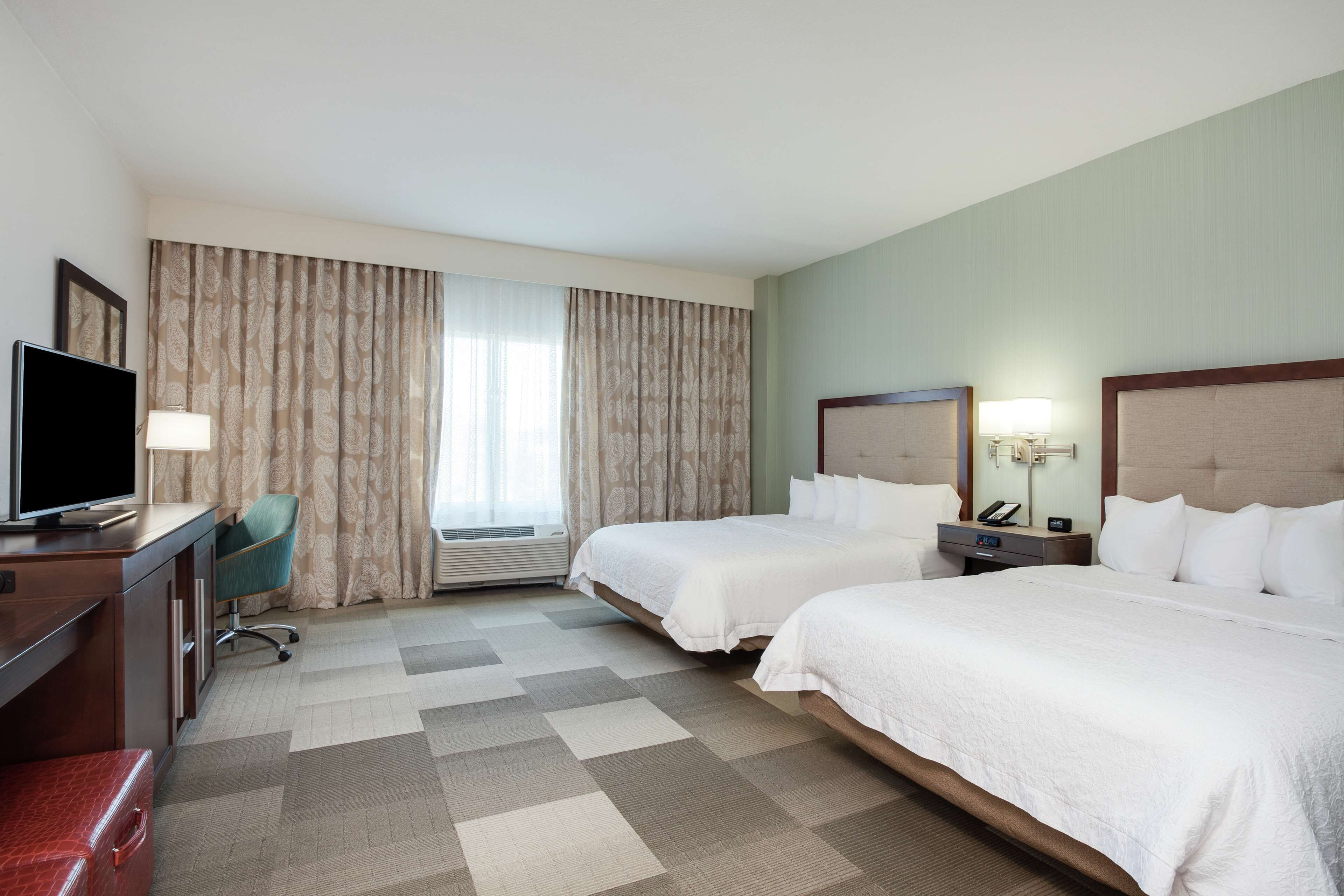 客房內保險箱、書桌、筆電工作空間、遮光布/窗簾