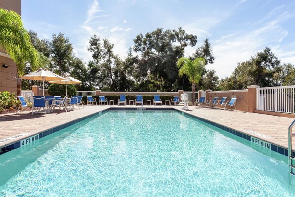Piscine extérieure, accès possible de 7 h à 20 h, chaises longues