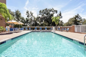 Piscina externa, funciona das 7h às 20h, espreguiçadeiras