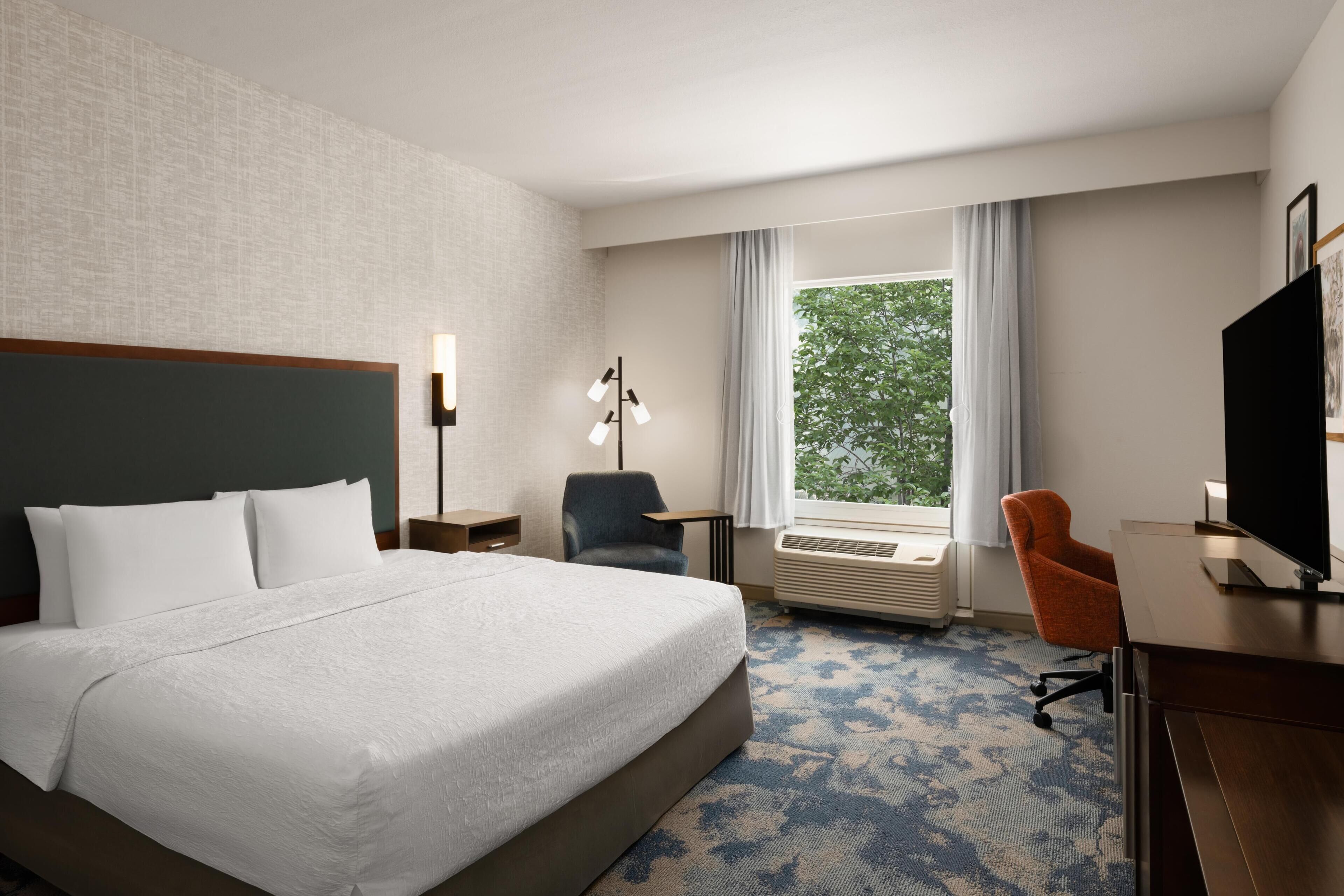 Chambre, accessible aux personnes à mobilité réduite, baignoire (Mobility/Hearing) | Coffre-fort pour ordinateur portable, bureau