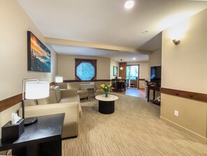 1-Bedroom King Suite with Hot Tub | منطقة المعيشة | تلفزيون بشاشة مسطحة