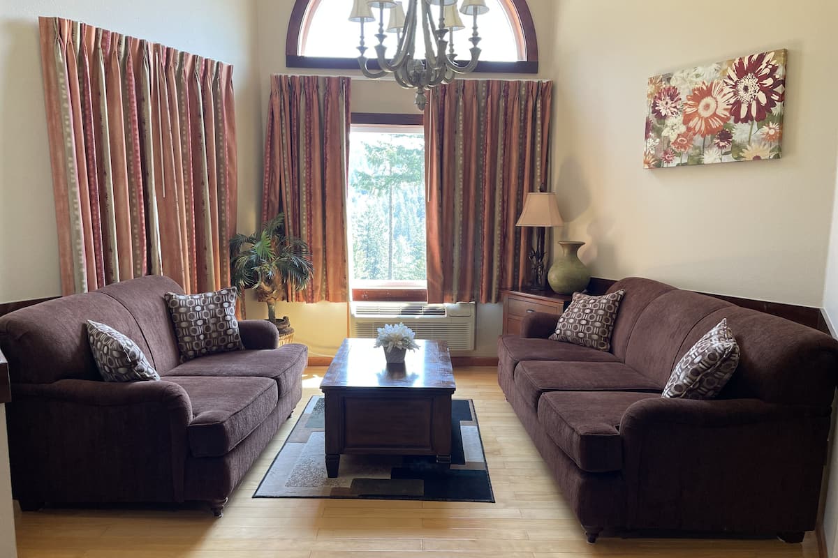 Suite, 1 King Bed, Hot Tub | Living area