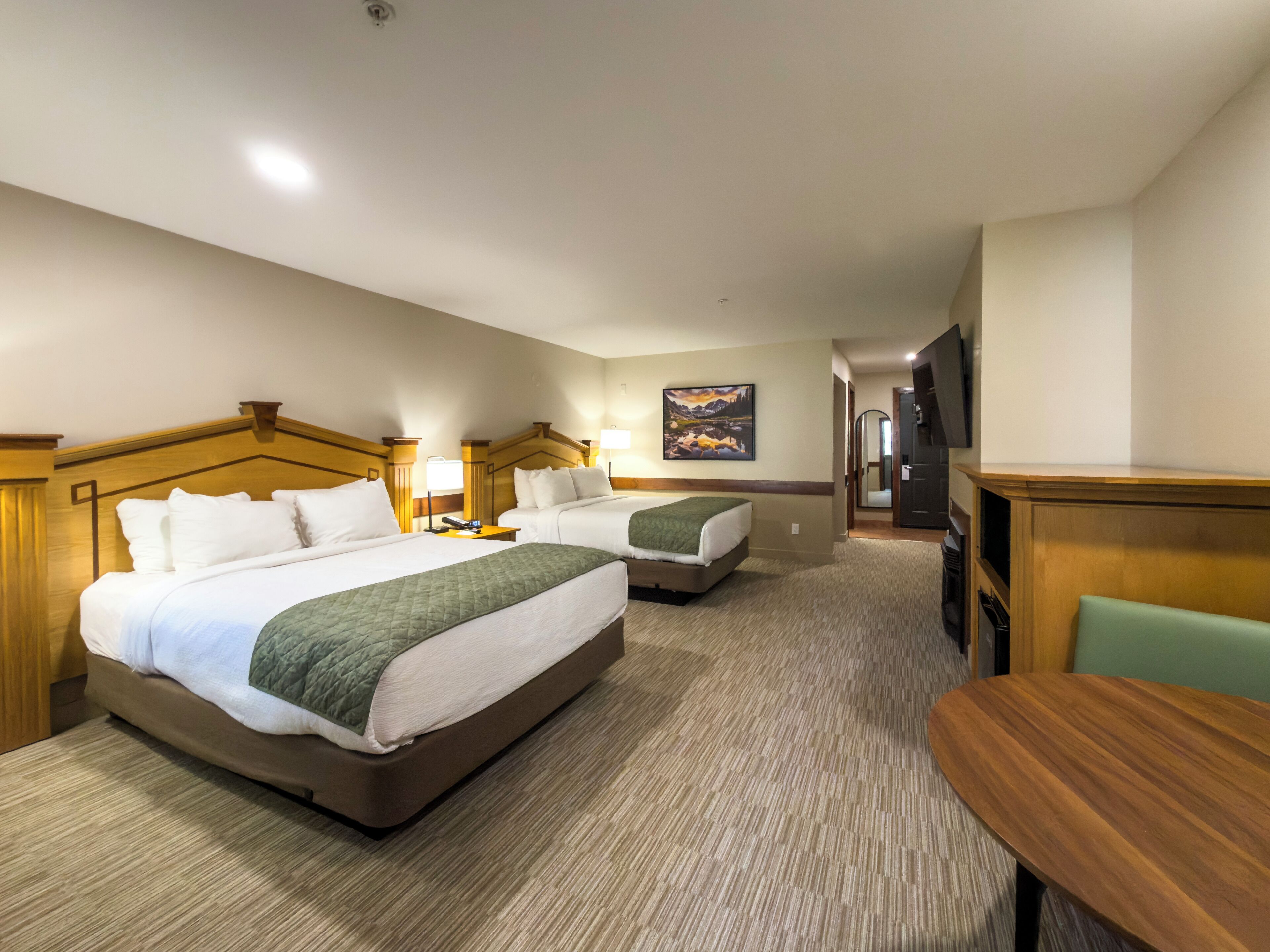 Chambre Deluxe, 2 grands lits, foyer | Bureau, fer et planche à repasser, lit de bébé (gratuit)